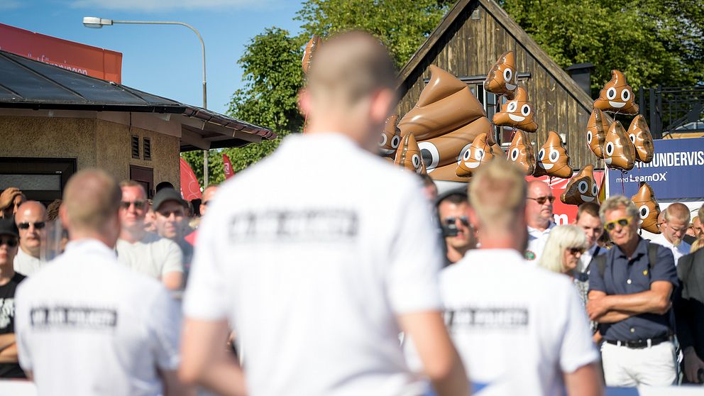 Nordiska motståndsrörelsen (NMR) möter protester vid Hamnplan i Visby under politikerveckan i Almedalen.