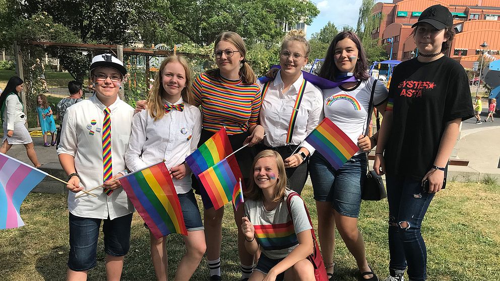 Klasskompisar Från estetiska skola i Arvika som ska gå prideparaden i Arvika.