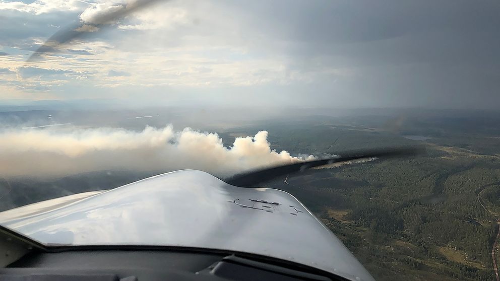 Helikoptrar bekämpar skogsbranden vid ett skjutfält i Älvdalen.