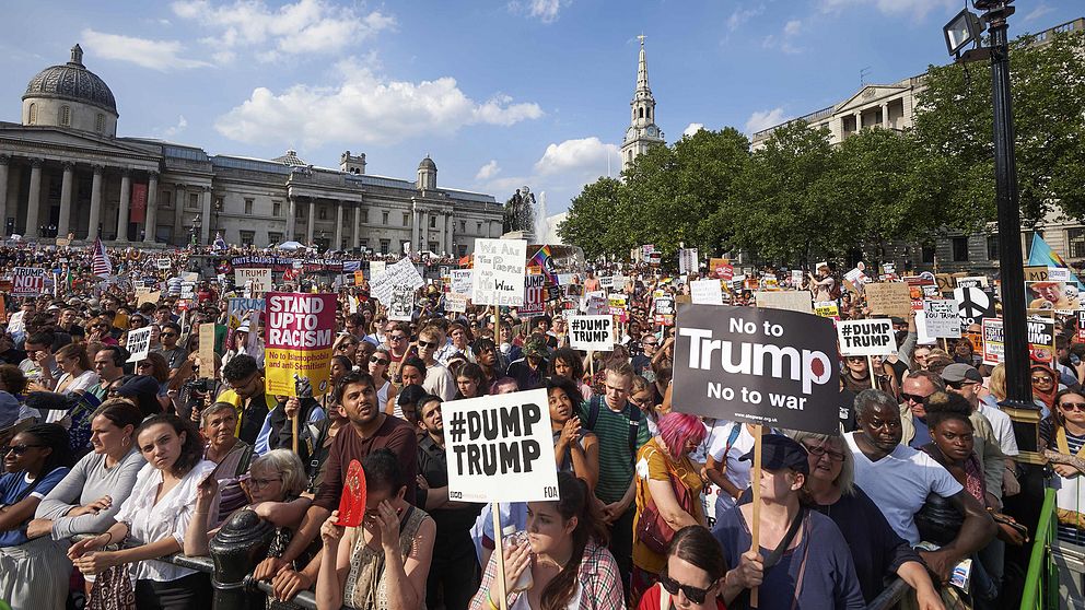 Tusentals demonstranter vid Trafalgar Square i London