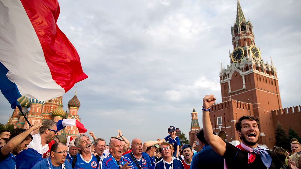 En stor grupp franska fotbollsfans i Moskva