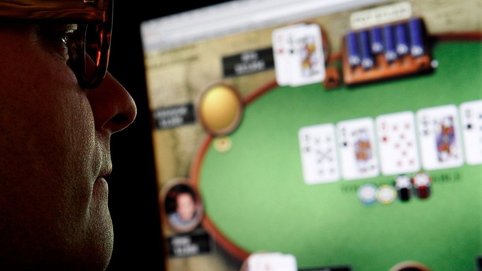 En man spelar nätpoker.