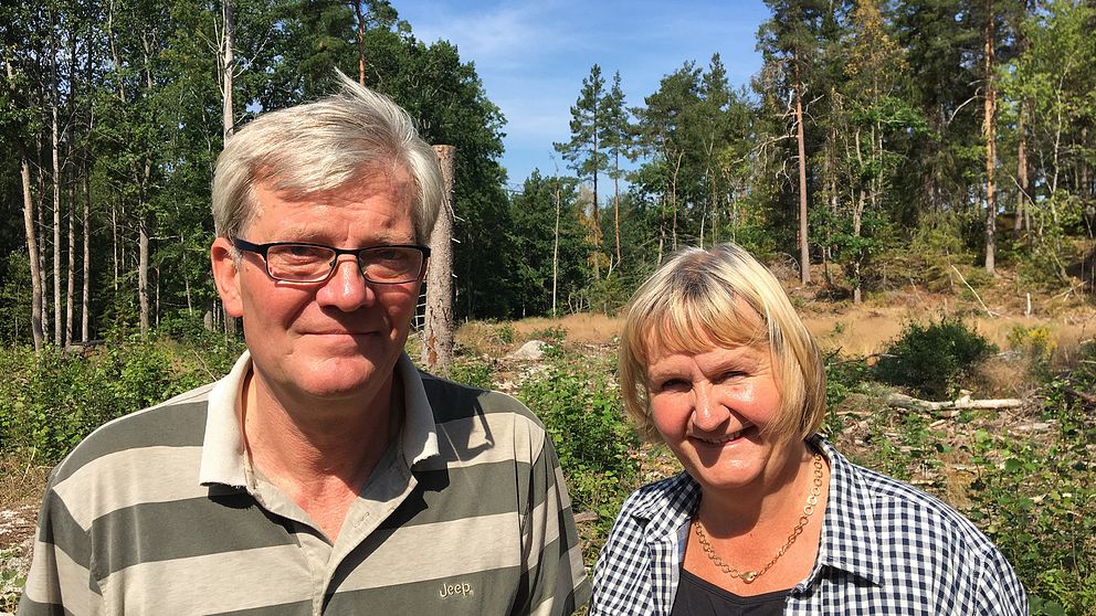 Erik och Monika Petré har ett skogsbruk i Frövi och är oroliga för det alltmer extrema vädret och tycker att klimatförändringarna inte tas på allvar.