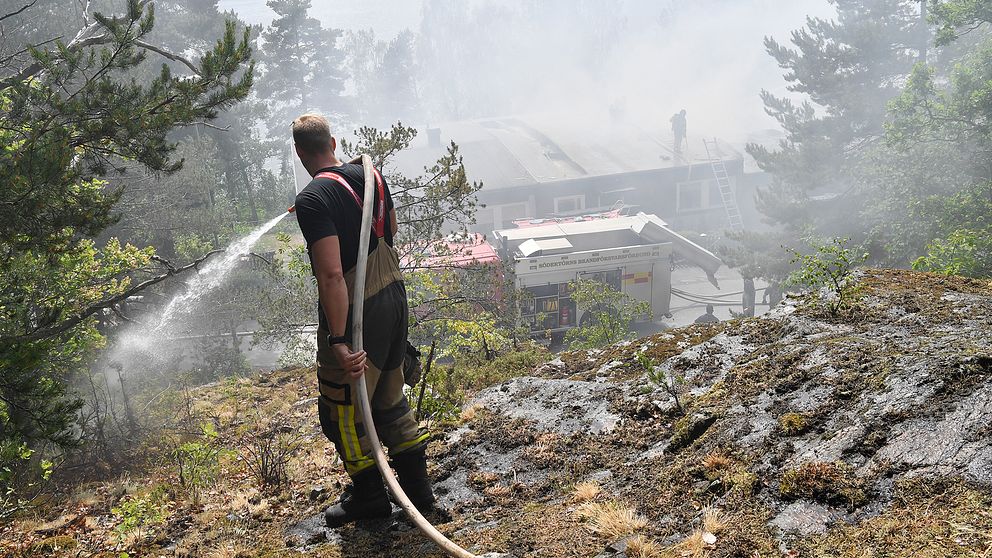 Brandman som släcker brand