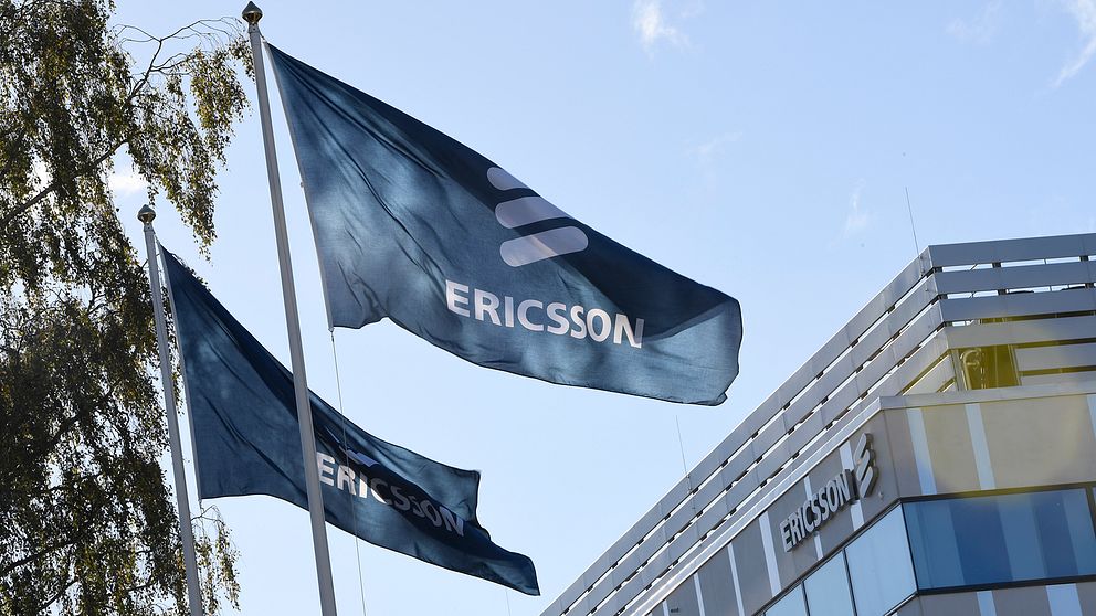 Flaggor med Ericssons logga på.
