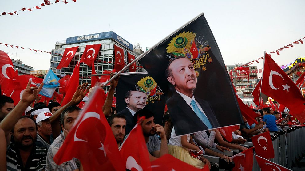 Anhängare till Erdogan demonstrerar med turkiska flaggor och Erdogan-bilder