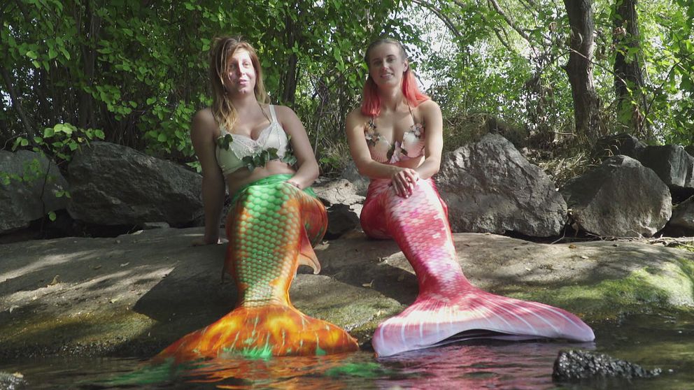 Kimberley Åhage och Elin Karlsson ägnar sig åt mermaiding