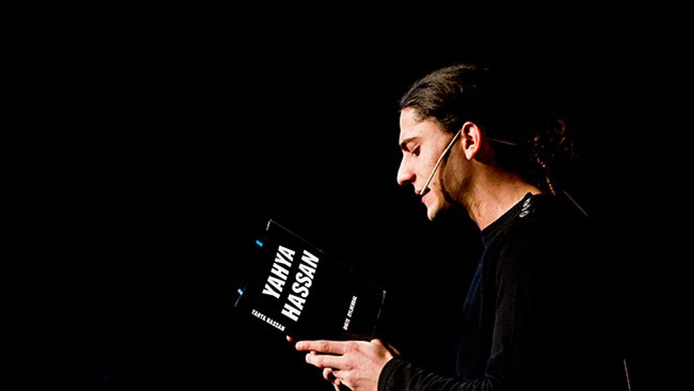 Yahya Hassan under en diktuppläsning på Litteraturhuset i Oslo.