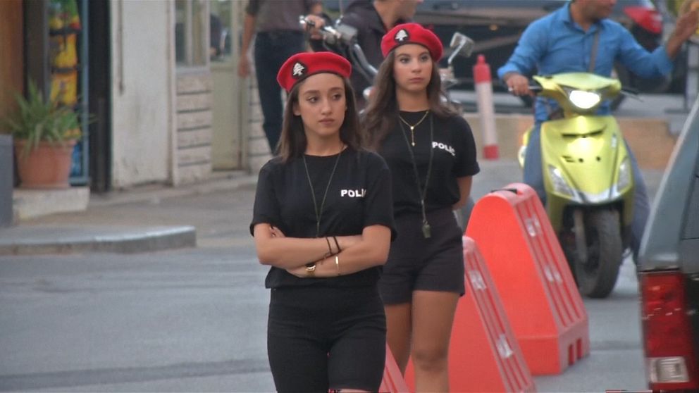 Libanesiska kvinnliga trafikpoliser i korta shorts, t-shirt och röd basker.