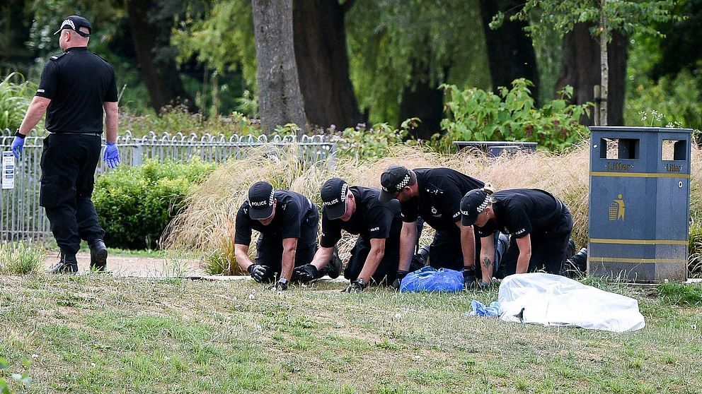 En park i staden Salisbury finkammas av poliser som utreder förgiftningarna med nervgiftet Novitjok.