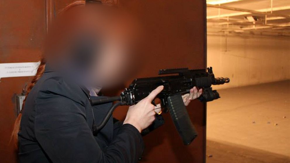 Den misstänkta kvinnan provskjuter ett vapen på en bild på sin Facebooksida.