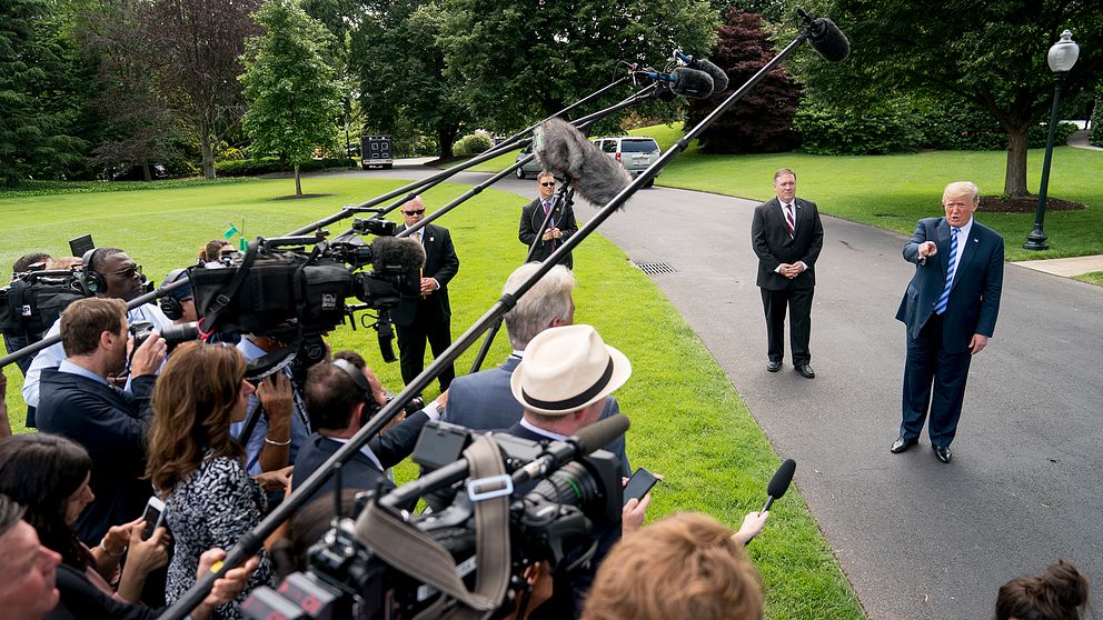 USA:S president Donald Trump på Vita husets gräsmatta framför ett pressuppbåd.