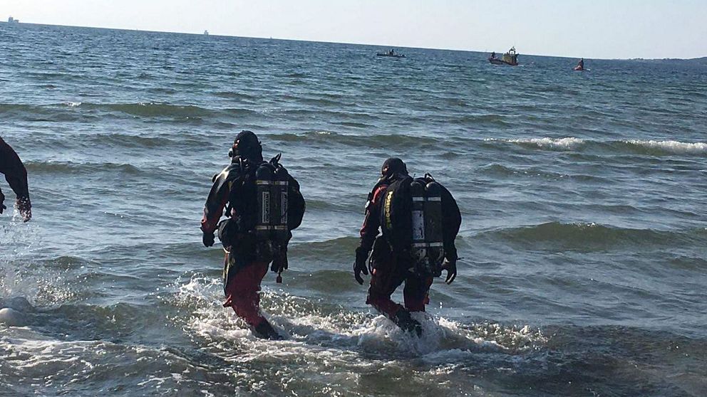 Dykare från räddningstjänsten.
