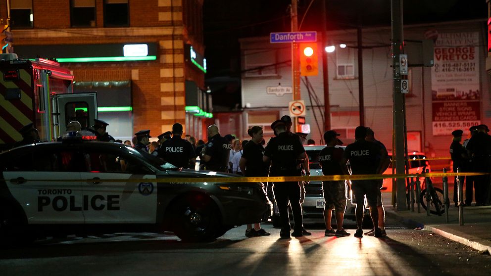 Polisen i närheten av där flera personer skadats i en skottlossning i Toronto, Kanada.