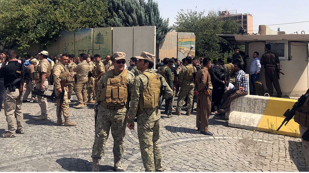 I Erbil i norra Irak har säkerhetsstyrkor omringat regeringsbyggnaden där beväpnade män tog sig in på måndagsmorgonen.