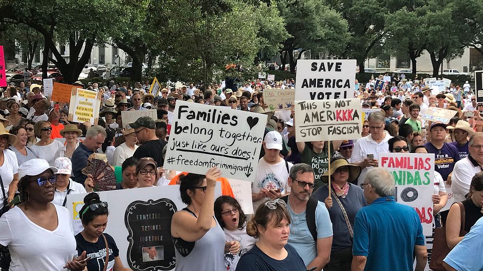 Folkmassa protesterar mot separationen av av barn från föräldrar som immigerar illegalt till USA