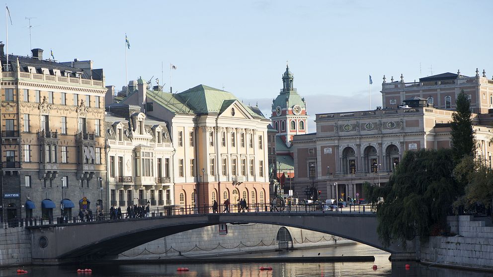Statsministerbostaden Sagerska huset och Utrikesdepartementet, UD, på rad längs Strömgatan i Stockholm.