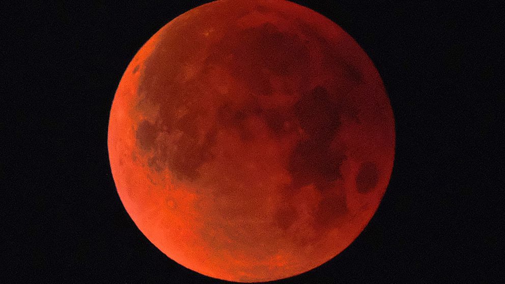 Den 31 januari 2018 uppstod ett annat ovanligt fenomen kallat super-blåmåne. På fredag uppstår en total månförmörkelse och månen färgas röd.