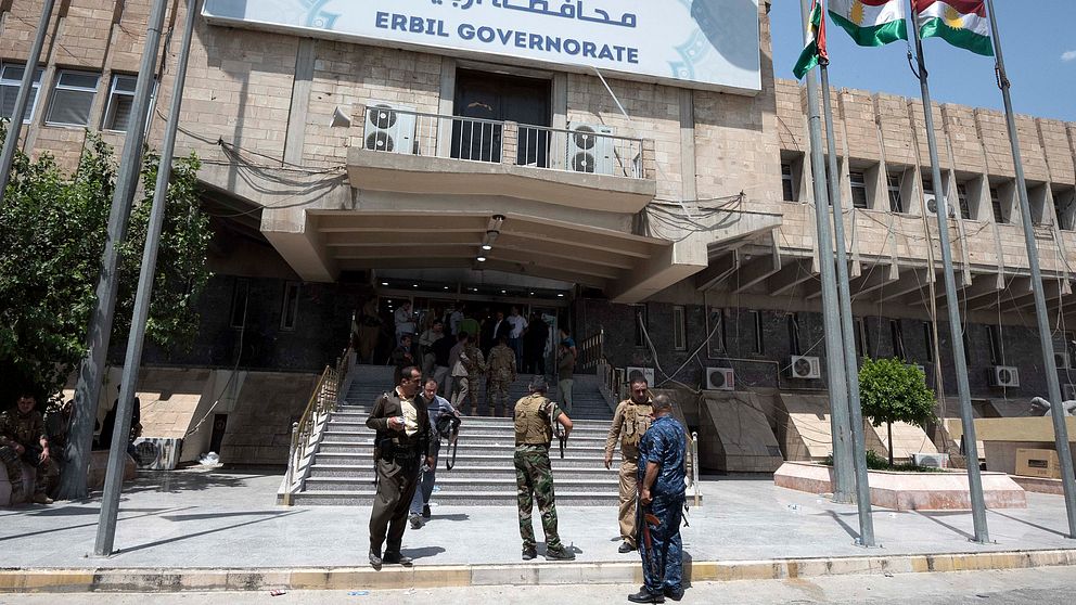 Beväpnade styrkor som belägrar n regeringsbyggnad i det kurdiska självstyrets huvudort Erbil.