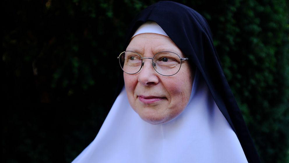 Nunna med glasögon