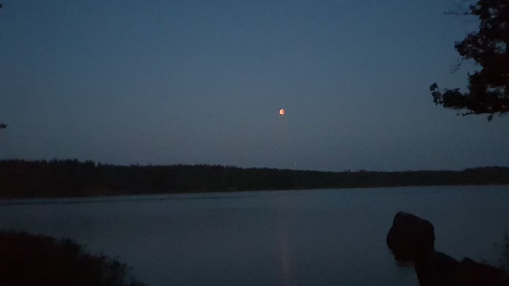 Blodmånen fotad i Askersund med Vättern i förgrunden klockan 23.08 på torsdagskvällen.