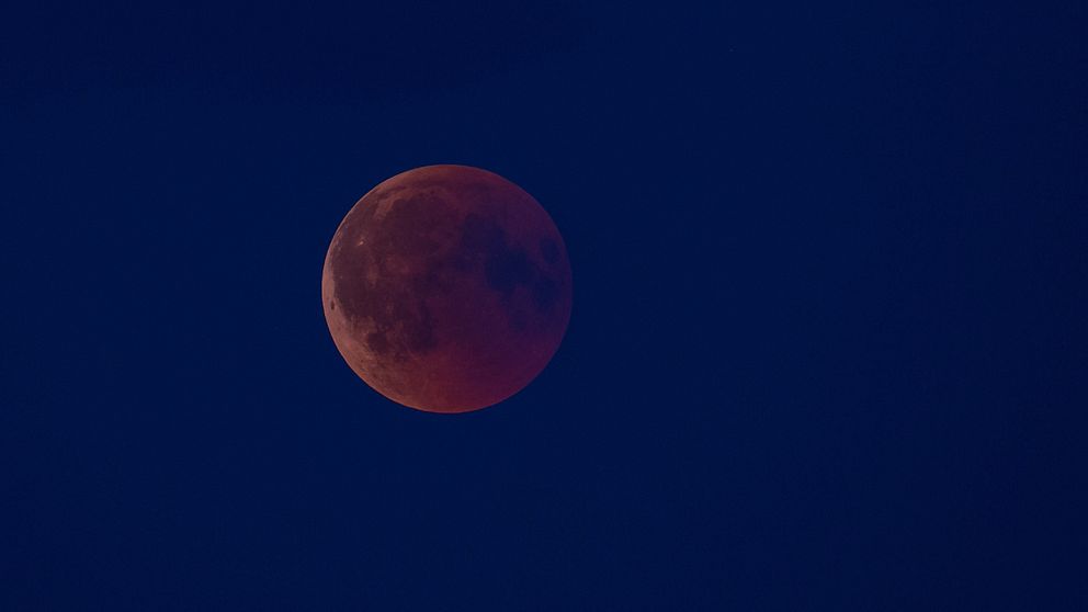 Månen fotad av Mikael Nilsson i Kungsbacka i Halland strax efter klockan 23 på fredagskvällen.