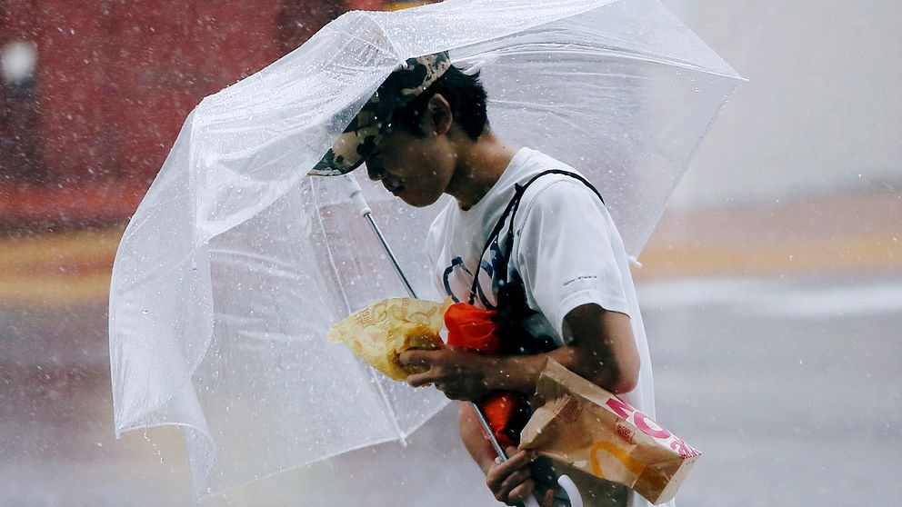 En fotgängare brottas med sitt paraply i huvudstaden Tokyo.