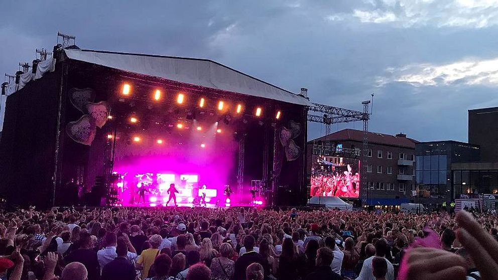 Zara Larsson uppträder inför en stor folkmassa på stortorget, Östersund.
