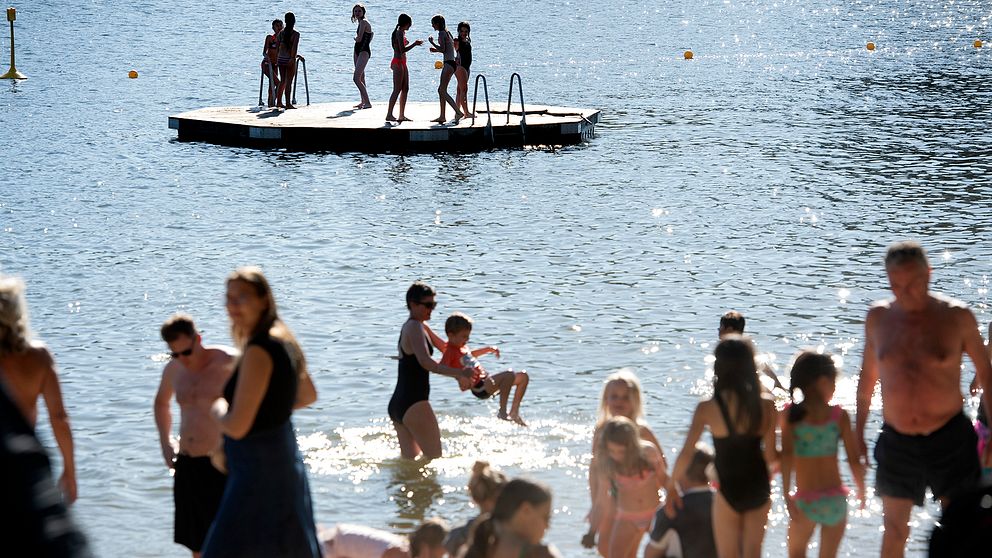 Folk som badar vid Tantobadet på söder i centrala Stockholm.