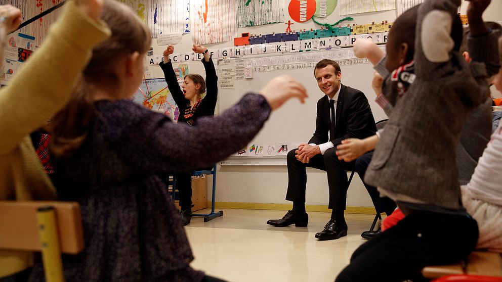 Frankrikes president Emmanuel Macron på besök i en fransk skola.