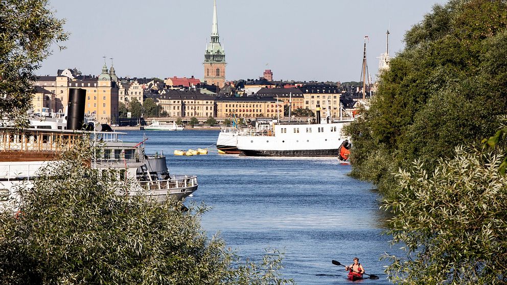 Båtar på Riddarfjärden i Stockholm i det varma sommarvädret.