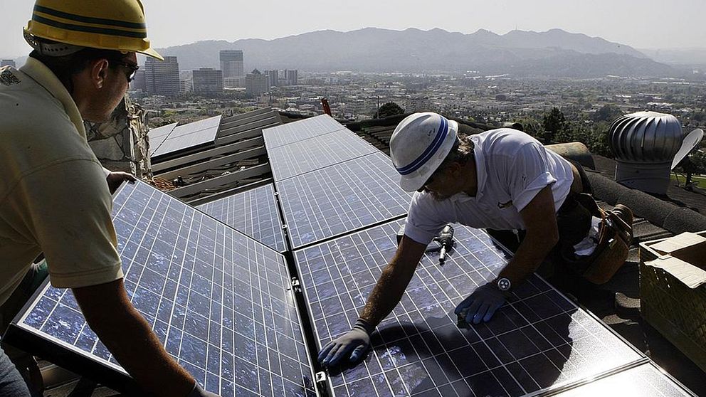 I Kalifornien är det lag på att solpaneler ska finnas på alla nybyggda hus. Lagen träder i kraft 2020.
