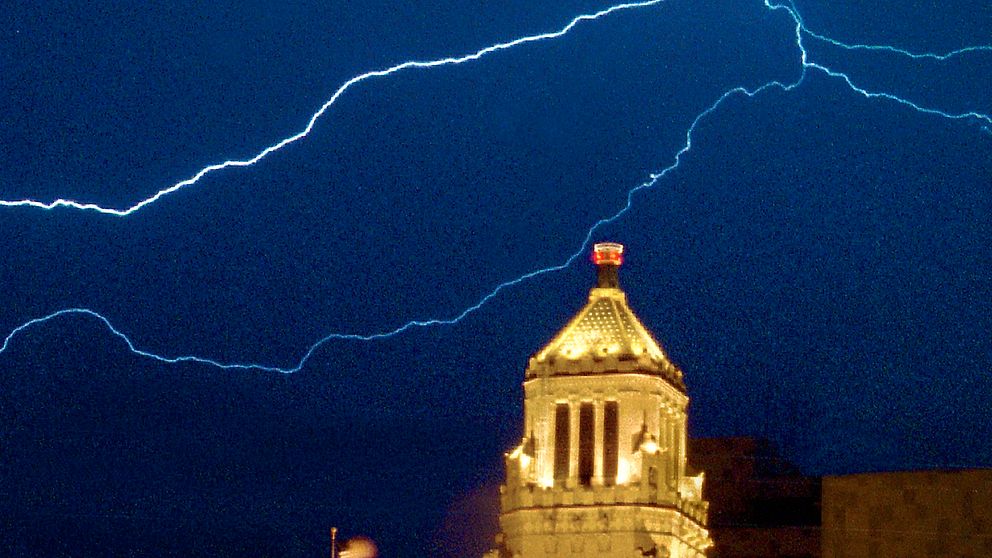 Ett blixtnedslag i Plummer Building i Rochester, Minnesota, i USA.