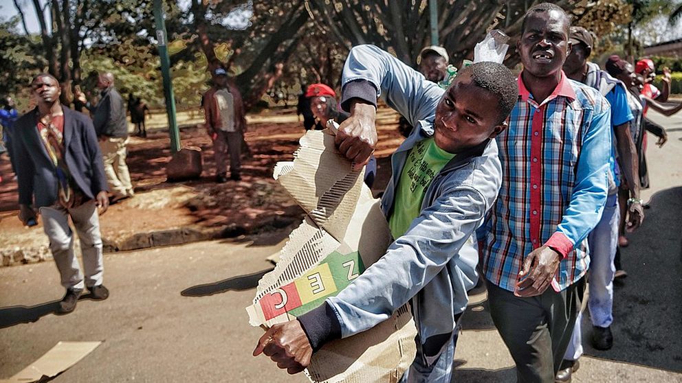 Ett hundratal människor protesterade i Zimbabwes huvudstad Harare mot vad de anser vara ett riggat val.