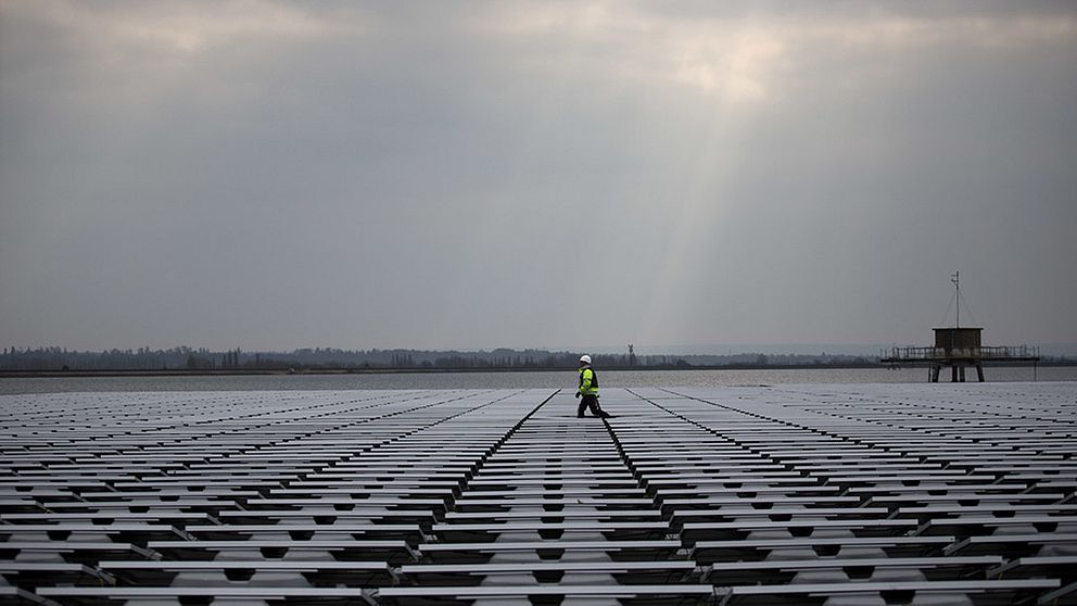 Flytande solpaneler används där det är brist på mark och priserna är höga. Queen Elizabeth-reservoaren utanför London togs i bruk 2016.