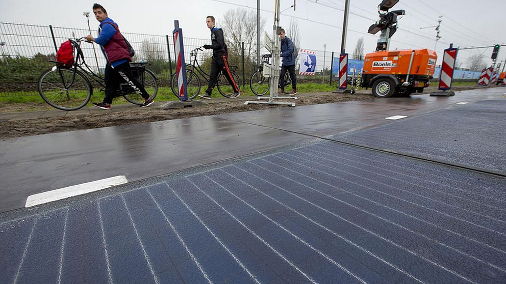 I Nederländerna har man testat med solpaneler som vägbeläggning på cykelbanor och i Kina på motorvägar.