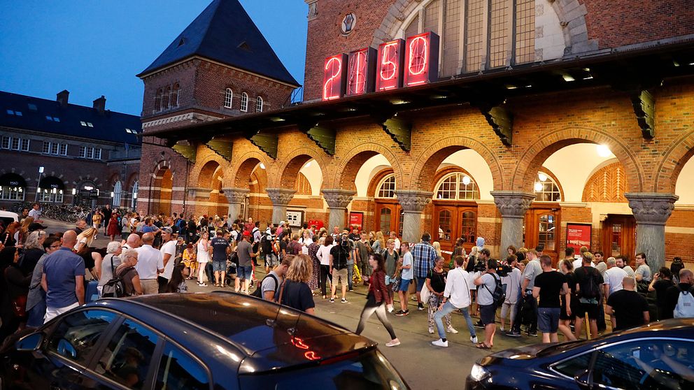 Köpenhamns centralstation fick stängas av i flera timmar när polisen letade efter den terrormisstänkte mannen.