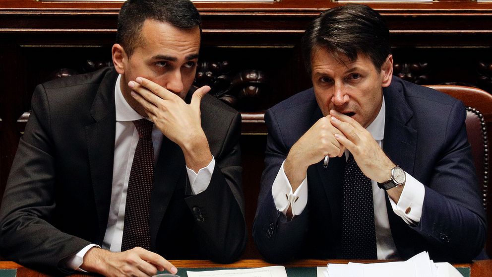 Femstjärnerörelsens ledare Luigi Di Maio (t v) och Italiens premiärminister Giuseppe Conte i det italienska parlamentet