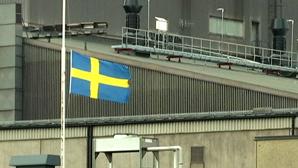Flagga på halv stång utanför LKABs verk i Svappavaara efter dödsolyckan.