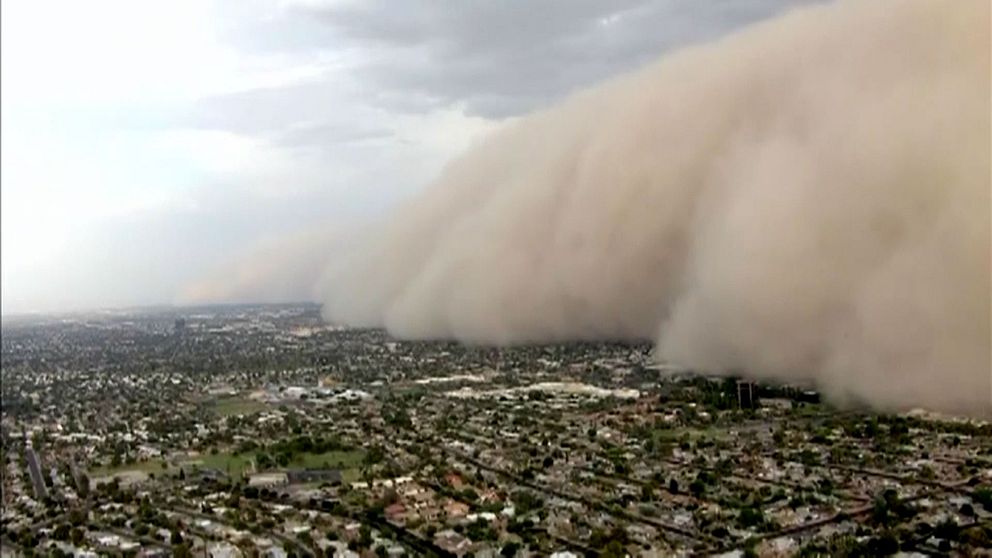 Här sveper sand- och dammstormen sveper in över Phoenix förorter