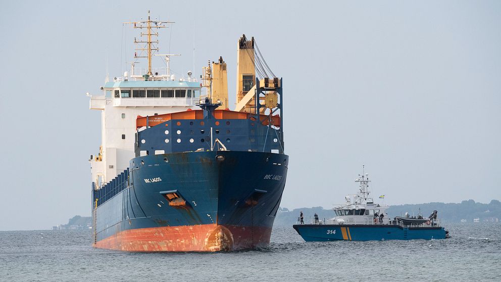 Kustbevakningen var på lördagsmorgonen på plats vid fartygtet BBC Lagos, som gick på grund strax före klockan 2 på fredagen.