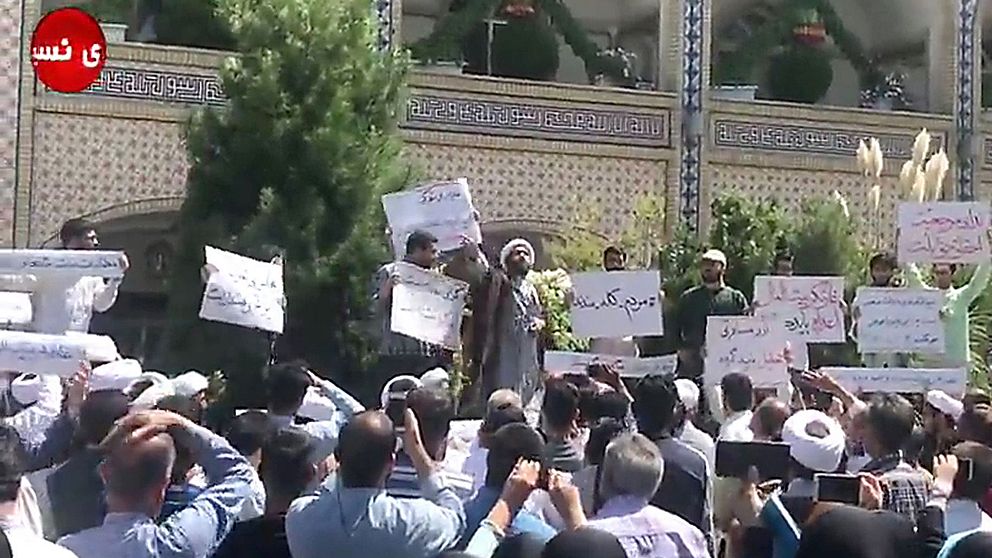 Protester utanför en moské i Mashhad i Iran.