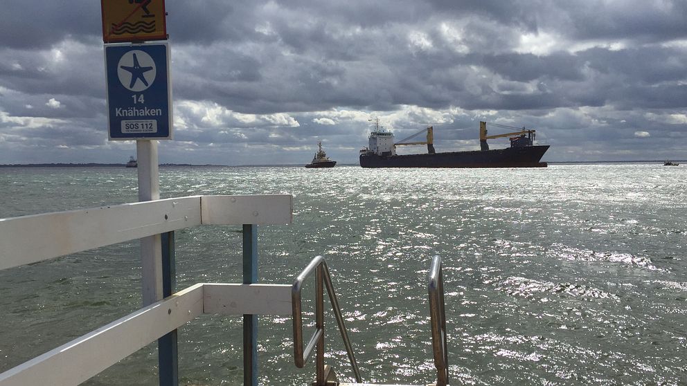 Bärgningen av det grundstötta lastfartyget utanför Helsiborg inleddes vid 15-tiden på söndagen.