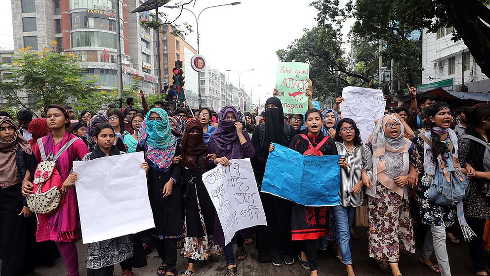 Unga människor protesterar mot den utbredda korruption som lett till trafikkaos i huvudstaden Dhaka.