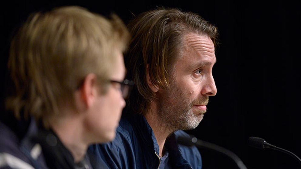 Niclas Hammarström tillsammans med Magnus Folkehed (i förgrunden) på presskonferensen kort efter det att de kom tillbaka till Sverige.