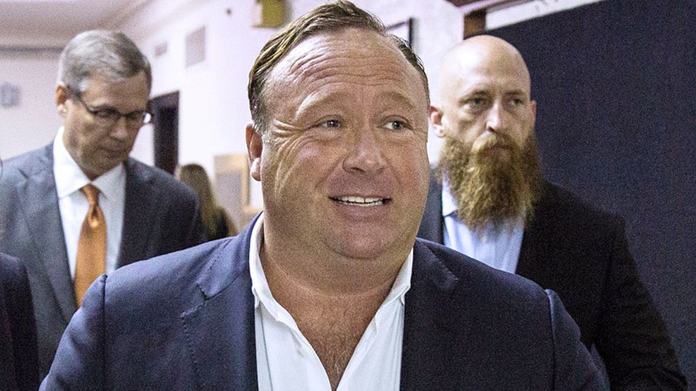 Facebook och Apple agerar mot Alex Jones, grundare av den högerextrema hemsidan ”Infowars”.