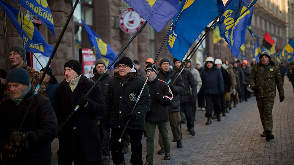 Svoboda-supportrar marscherar på gatorna i Kiev.