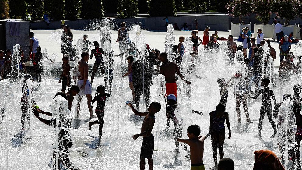 I Paris svalkade sig folk i en fontän i Parc André Citroën under helgens värmebölja.