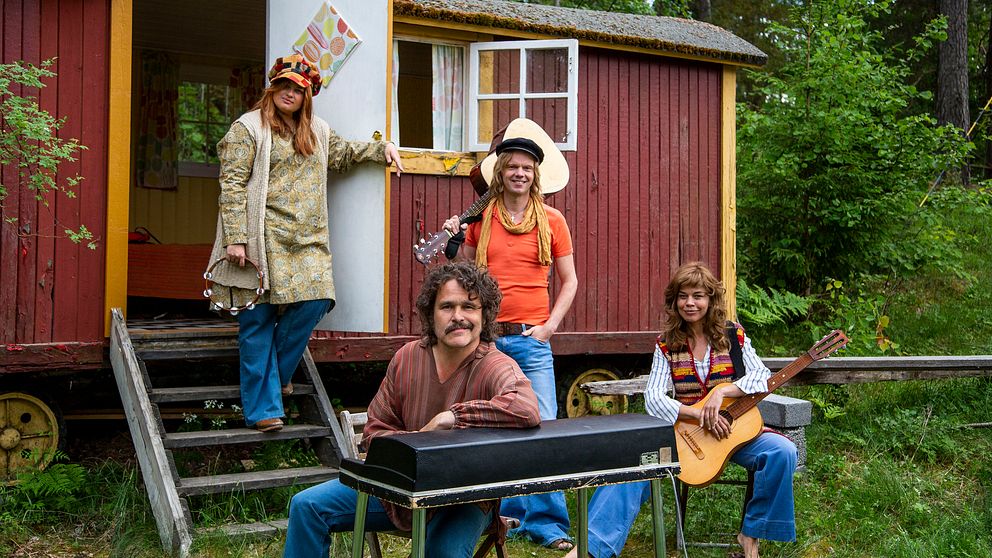 Kakan Hermansson, Erik Haag, Lotta Lundgren och Olof Wretling prövar livet som popgrupp i SVT:s nya serie Bandet och jag