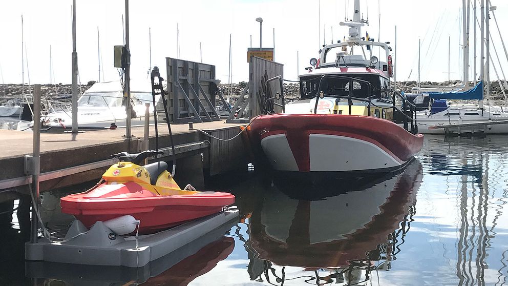 Sjöräddningen i Grötvik har två vattenfordon: Räddningsbåten Rescue P.O Hanson och skotern Rescue Owe Persson.